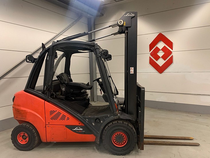 4 Whl Counterbalanced Forklift <10tH30D-02