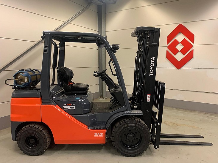 4 Whl Counterbalanced Forklift <10t02-8FGF30